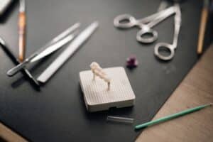 préparation avec des outils pour poser une couronne dentaire